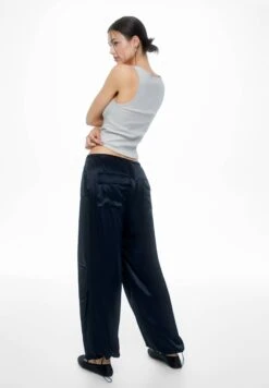 PULL & BEAR Satin Parachute - Broek - Mottled Black -Anna Field 01f9e05b2aca4c0aabb6b44b6bfa31fd