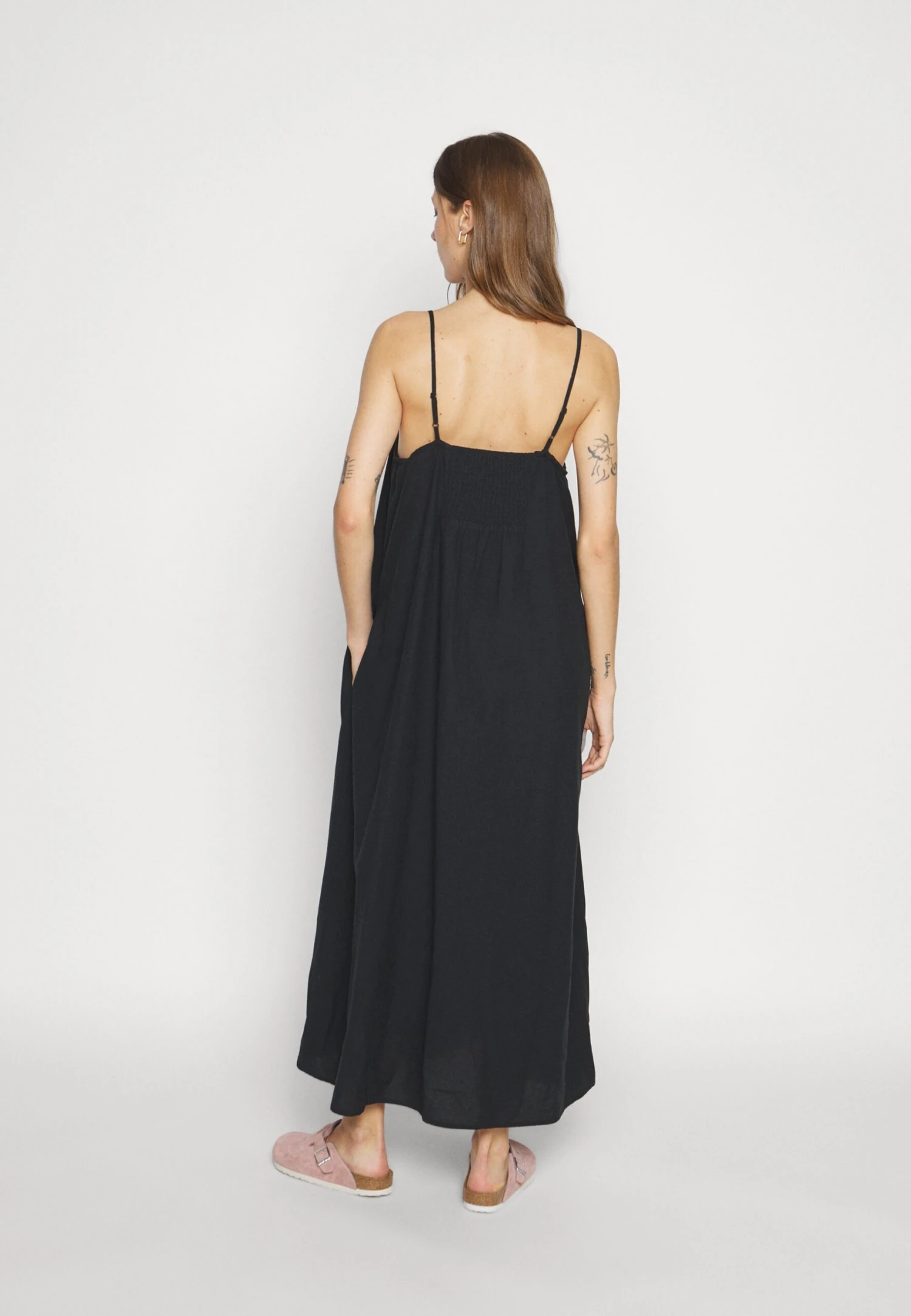 Minimum Vikilino - Maxi-Jurk - Black 5 Minimum Vikilino - Maxi-Jurk - Black - Afbeelding 5