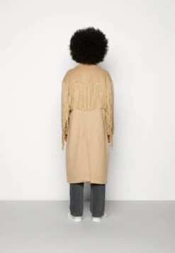 COLOURFUL REBEL Koko Fringe Coat - Mantel - Camel 8 COLOURFUL REBEL Koko Fringe Coat - Mantel - Camel -Anna Field 72d2ff27d9db45279098a166fbf8e466