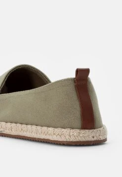Pier One Rena Espadrille Unisex - Espadrilles - Olive -Anna Field 8b1ef3dce9d344a08d816af96a53324d