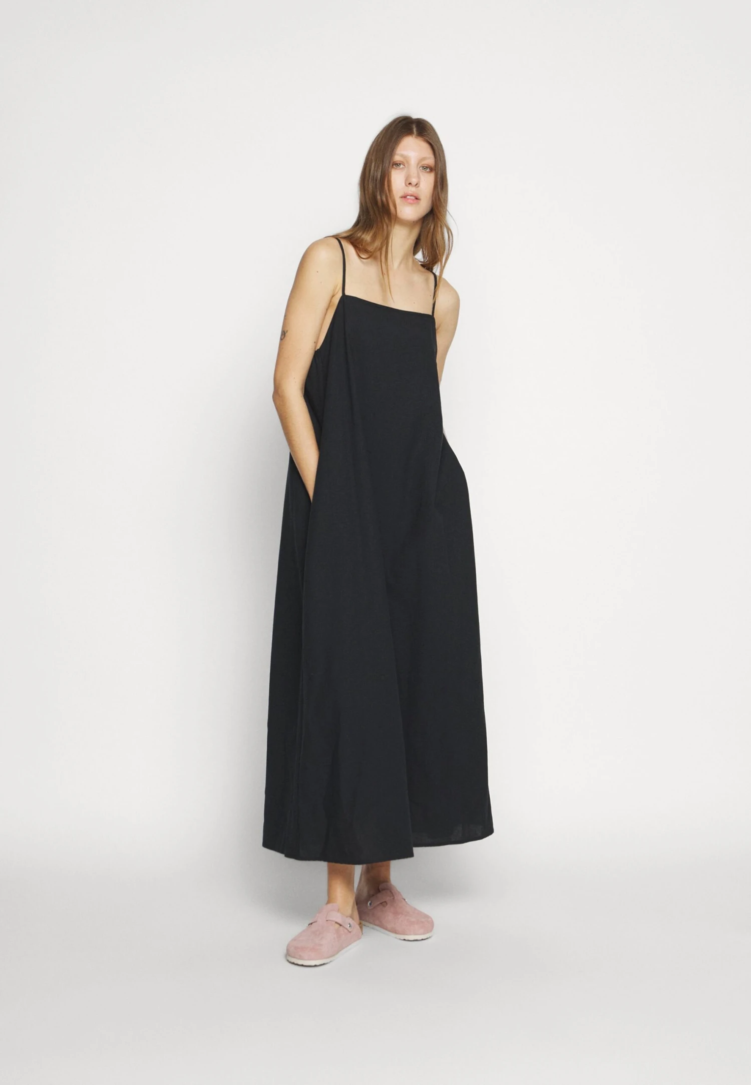 Minimum Vikilino - Maxi-Jurk - Black 2 Minimum Vikilino - Maxi-Jurk - Black - Afbeelding 2