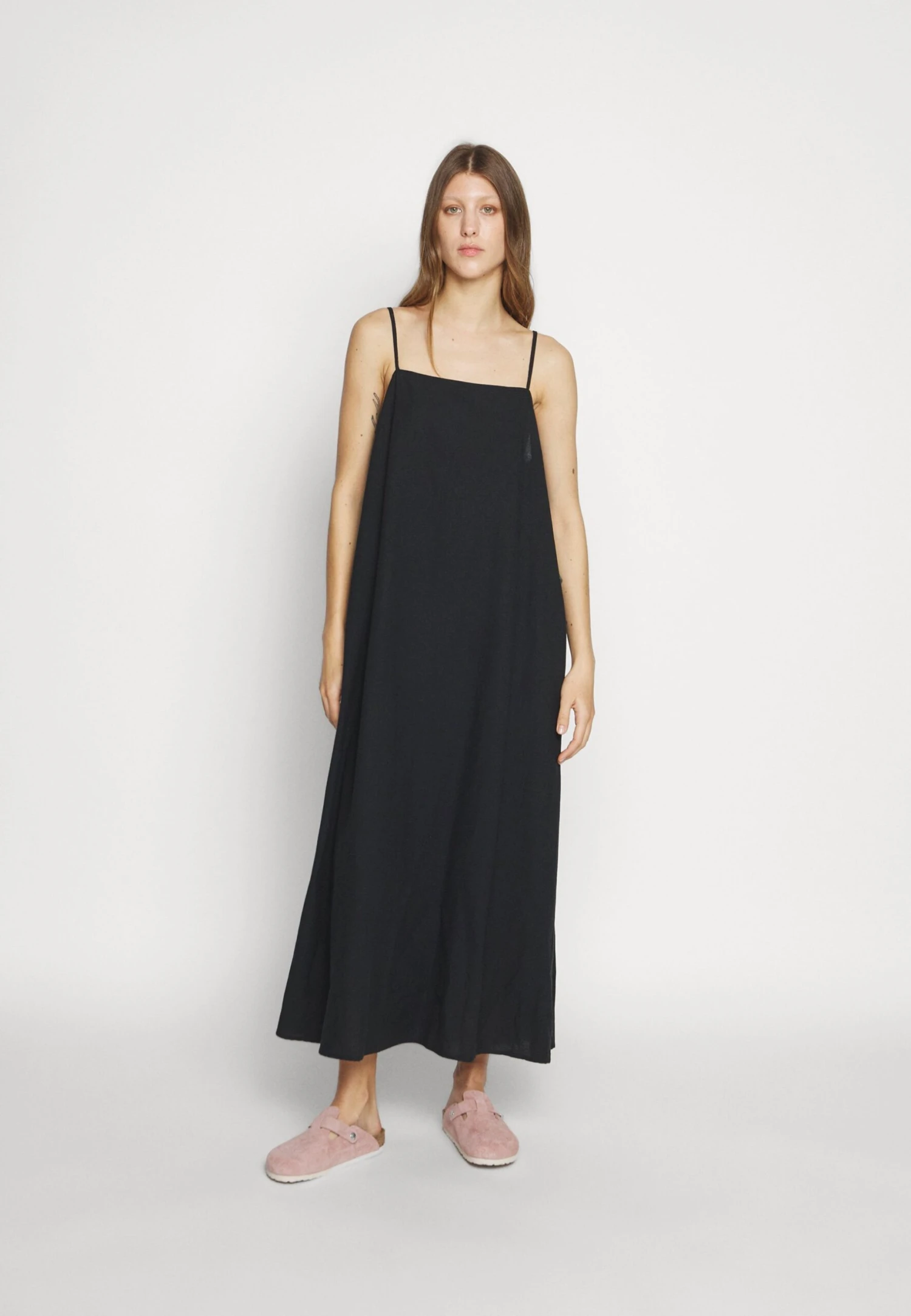 Minimum Vikilino - Maxi-Jurk - Black 4 Minimum Vikilino - Maxi-Jurk - Black - Afbeelding 4
