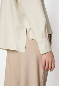DRYKORN Cloelia - Blouse -Off White 11 DRYKORN Cloelia - Blouse -Off White -Anna Field c4bc0ca4918e496bb3b6ecbcc1751693