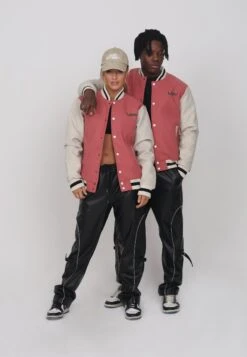 Lamar Varsity Jacket Unisex - Imitatieleren Jas - Coral 11 Lamar Varsity Jacket Unisex - Imitatieleren Jas - Coral -Anna Field da79dc0c8f6446288071845f3a0ab1e8