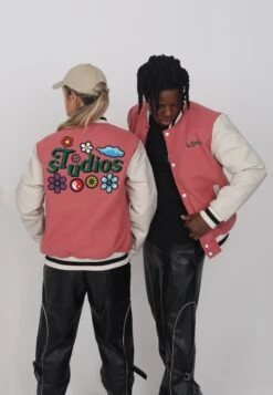 Lamar Varsity Jacket Unisex - Imitatieleren Jas - Coral 13 Lamar Varsity Jacket Unisex - Imitatieleren Jas - Coral -Anna Field f9223cf371024af5a65b6533f93273a1